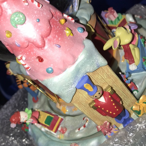 Winnie the Pooh Snow Globe - Picture 6 of 11
